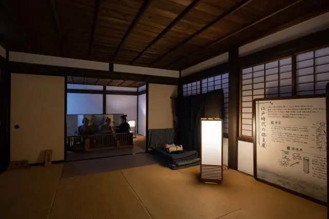 The guest room on the second floor that was used by general travelers.
Note the clothing of travelers in the Edo period, when it was important to keep personal belongings small.