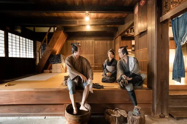 Yaji and Kita talking with the proprietress in the "mise-no-Ma" on the left side of the entrance