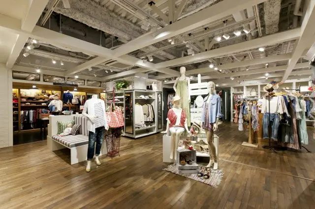 Various products line up at "BEAMS Ginza". Men's and women's sundries and suits are also available on the upper floor.