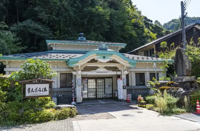 「曼陀罗汤」的特色是设有大浴场及能眺望山景的小露天浴池