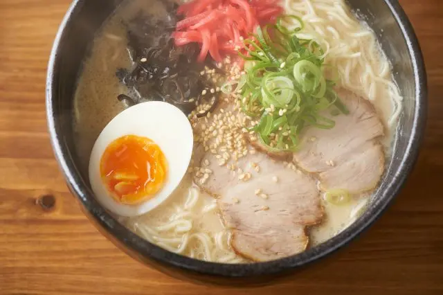 以浓郁的豚骨汤底与直细面为特色的「博多拉面」