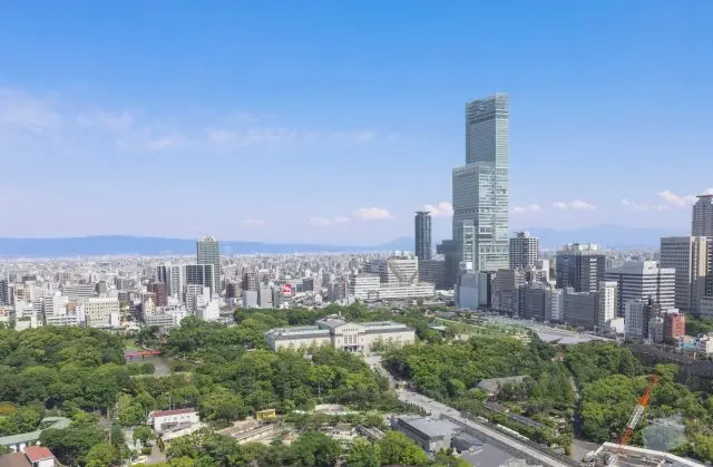 距地面高度達300公尺的商業複合大樓，從頂層的觀景台可以眺望大阪景色