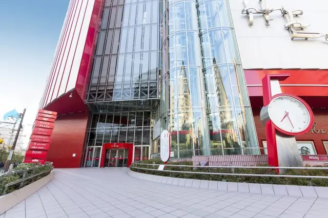 鮮紅色的摩天輪被視為梅田的地標，以年輕客群為主的時尚大樓