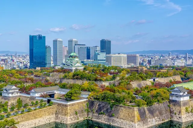 以大阪城天守閣為中心佔地遼闊，園內有許多公共設施，是大阪的都會綠洲
