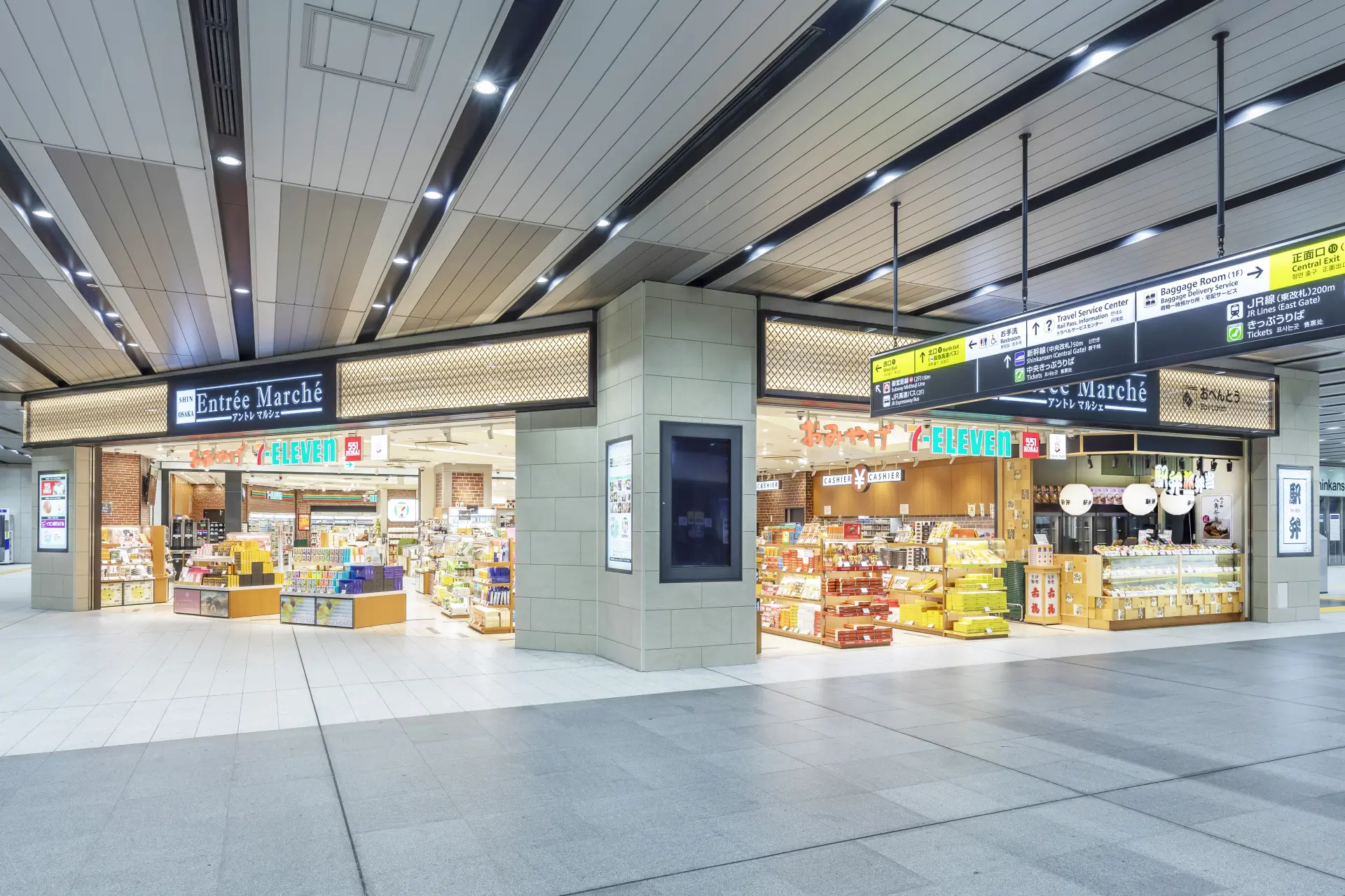 早朝から夜まで営業する、新大阪駅最大級のお土産売り場