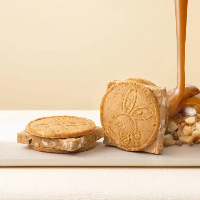 內層夾著焦糖巧克力，是羽田機場限定伴手禮