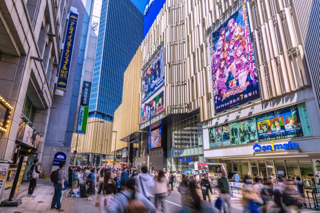 被称为“宅女天堂”，漫画、动画、游戏专卖店鳞次栉比