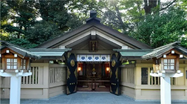 供奉东乡平八郎的神社。位于原宿竹下通旁