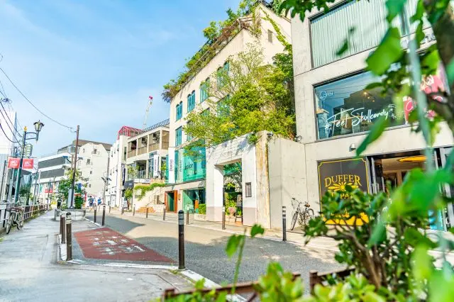 匯集了熱門商店和咖啡廳，是時尚潮流的發源地