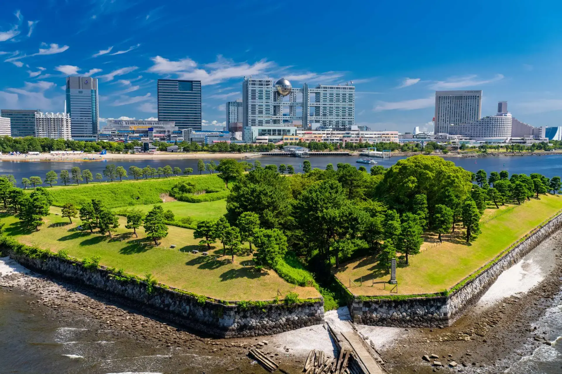 A park in Tokyo Bay with expansive views of Odaiba