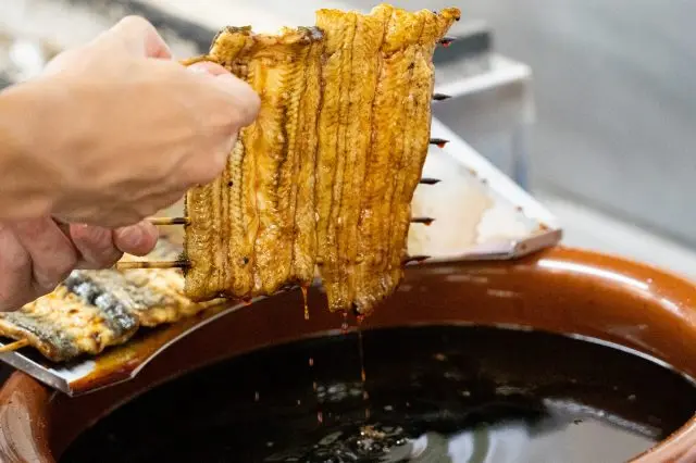 A long-standing restaurant in Shibamata, serving the same flavors since its founding in 1779, now run by the 10th generation owner