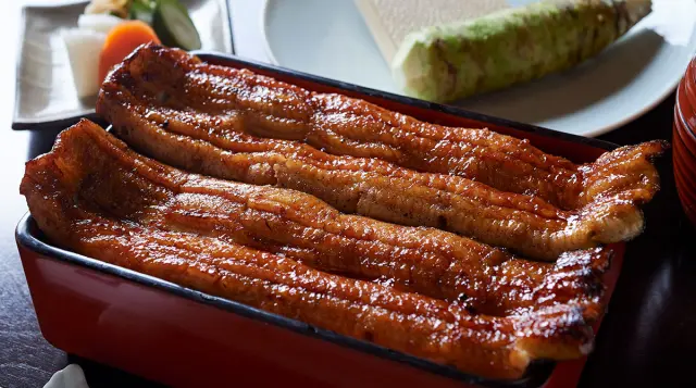 有「夢幻鰻魚」之稱，使用特有品種「共水鰻重」的鰻魚料理