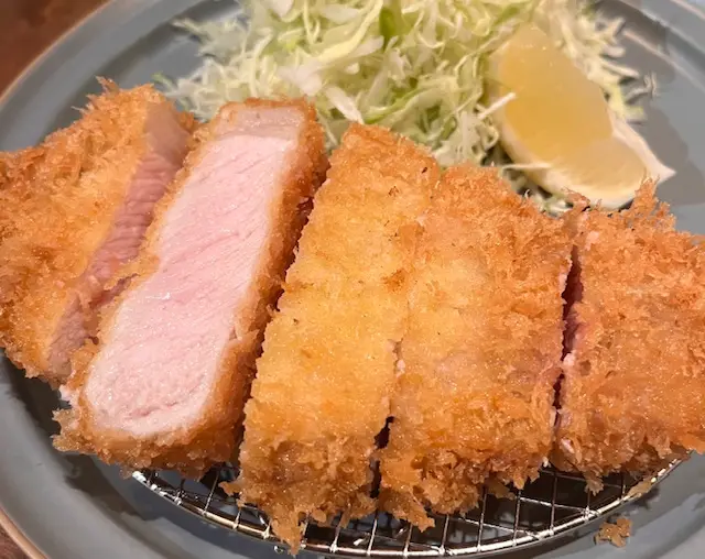 とんかつ激戦区・上野で味わう、白い衣の上品なとんかつ