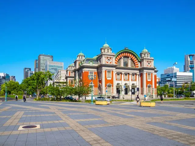 建於大正時代的會議設施。這座復古風格的紅磚建築是中之島的地標性建築