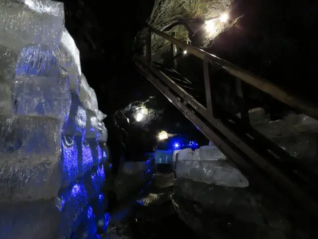 Cool even in summer! A cave where you can see icicles.
