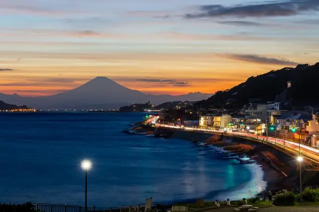 镰仓面临大海，三面环山，是著名的风景名胜区
