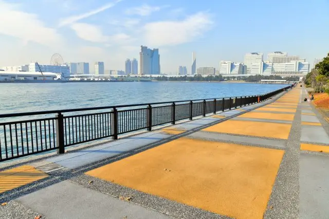 可以一邊眺望摩天大樓鱗次櫛比的都市風光，一邊享受釣魚樂的「有明西碼頭公園」