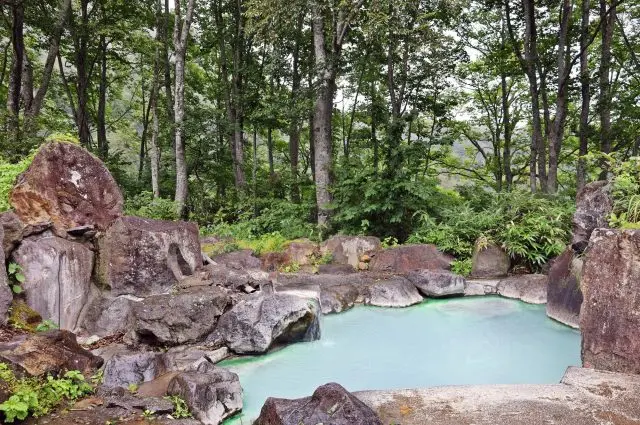 可以在保留著日本原生態風景的大自然中泡溫泉的「秘湯」