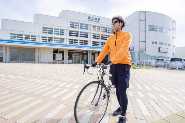 Starting from Naoetsu Station. The station building is designed with the motif of the luxurious passenger ship "Asuka".