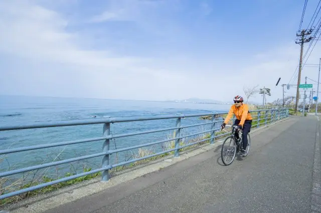 Near the starting point (Joetsu side) of the Kubiki Cycling Road, you can cycle close to the sea.