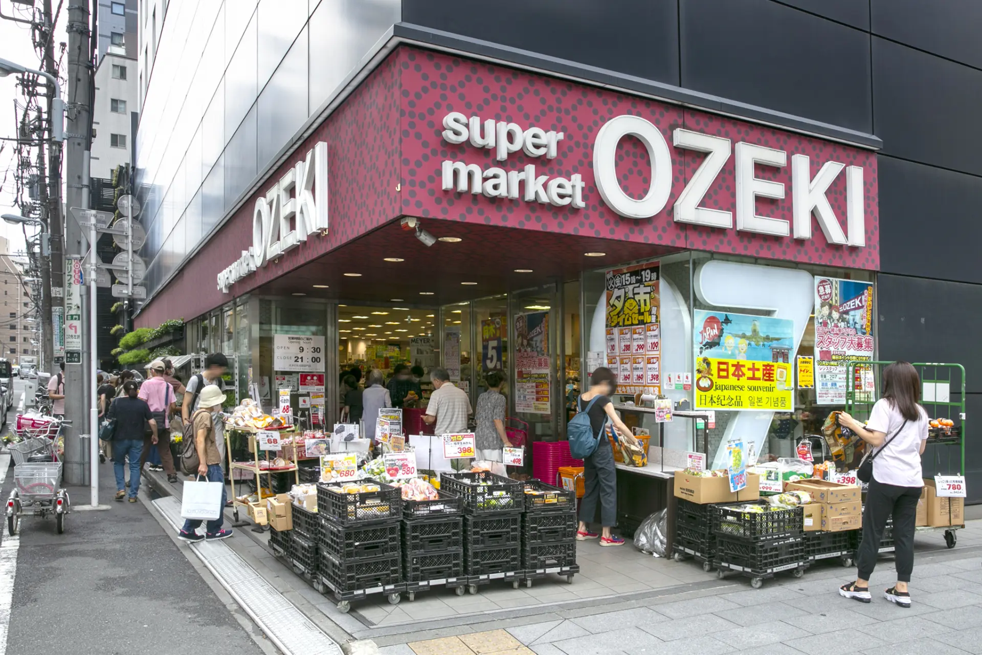 A popular supermarket where you can buy local foods at reasonable prices