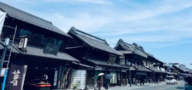 歴史的建造物が点在する情緒ある商店街