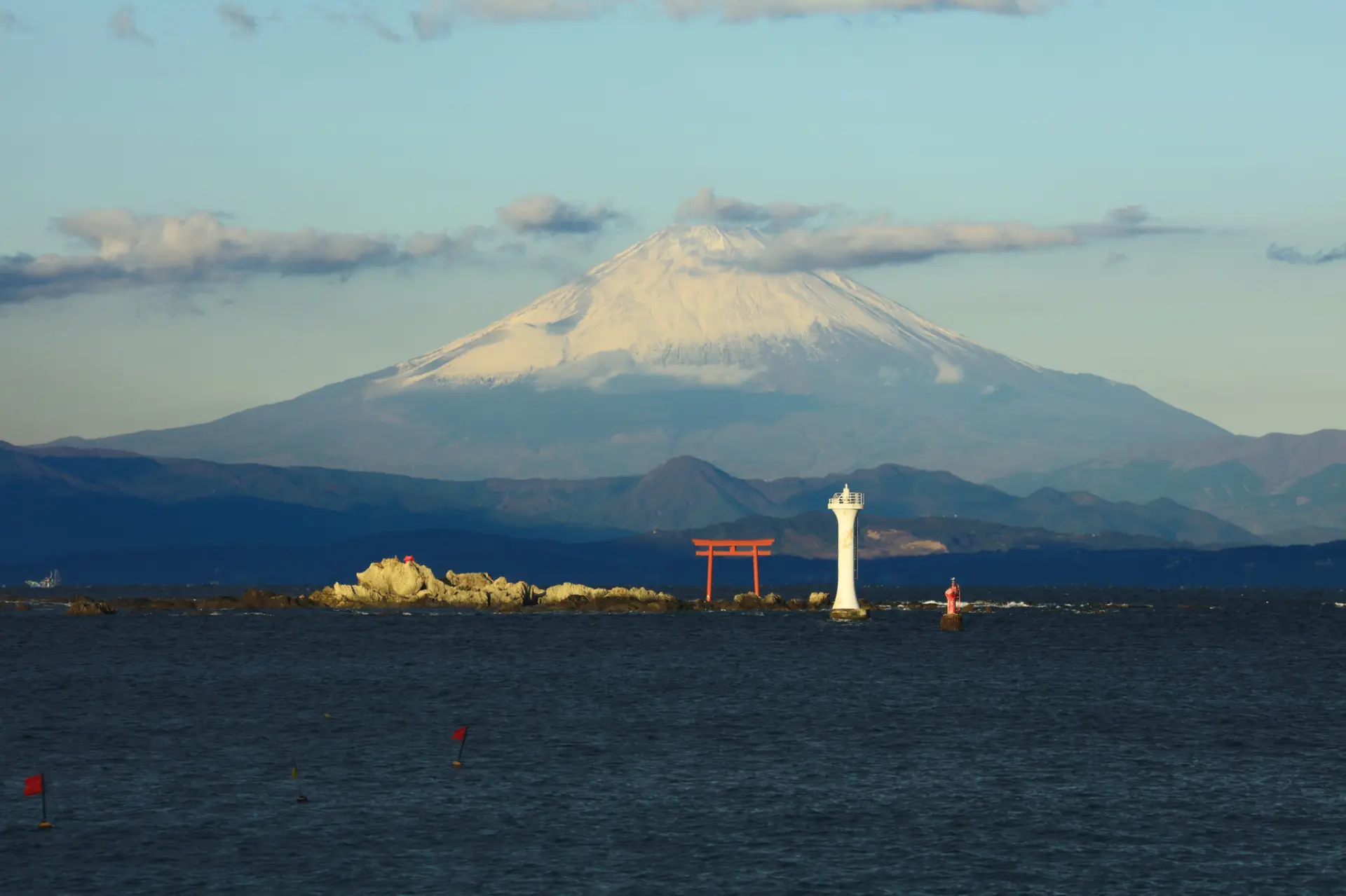 湘南海岸的富士山與森戶神社