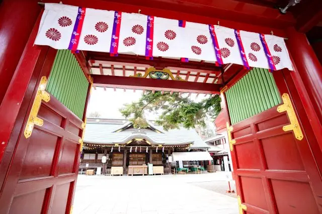 The vividly vermilion-painted Chujakumon Gate and the worship hall just inside.