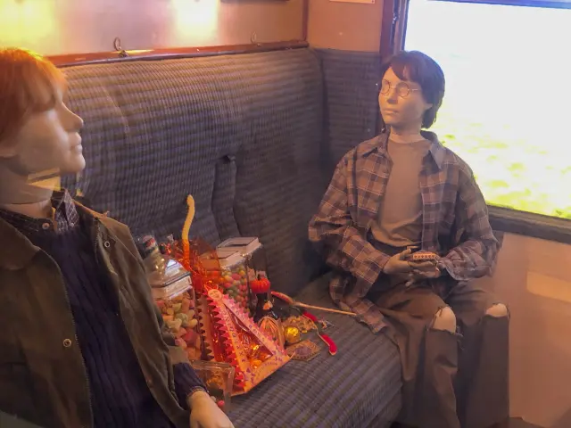 哈利與榮恩的位子上擺滿魔法世界的零食