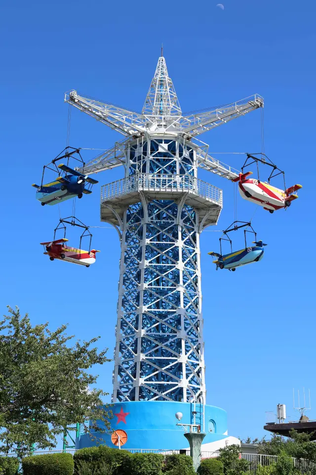 “Flying Tower," the 30-meter tall iconic symbol of the park!