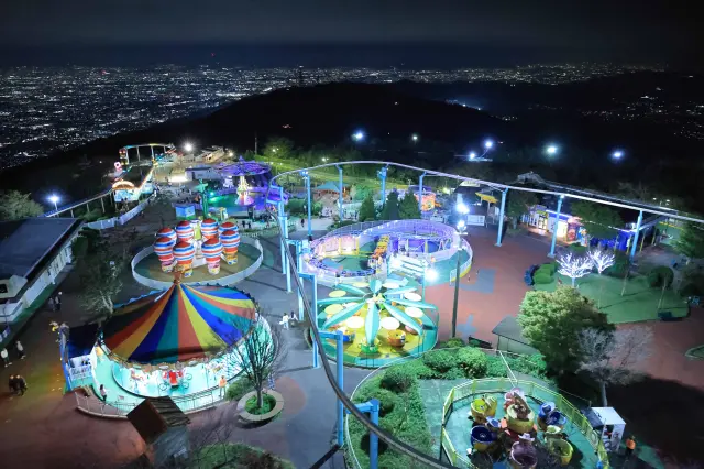 Breathtaking nightscape views from atop the mountain! * Night operation is available for a limited time. Please check the amusement park's official website for details.