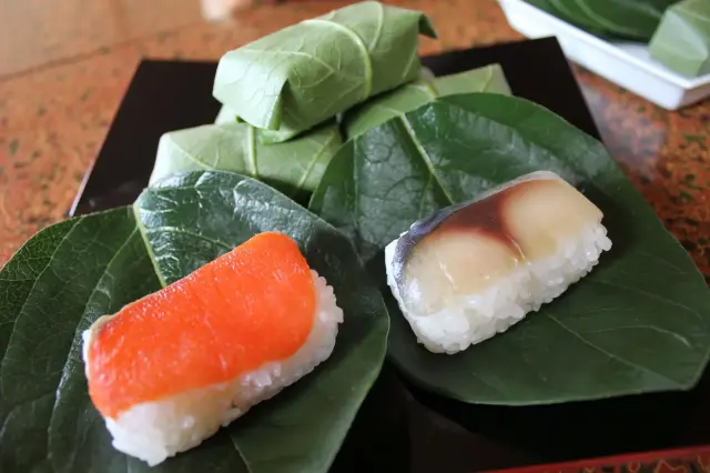 Kakinoha-sushi made with salted mackerel and salmon.