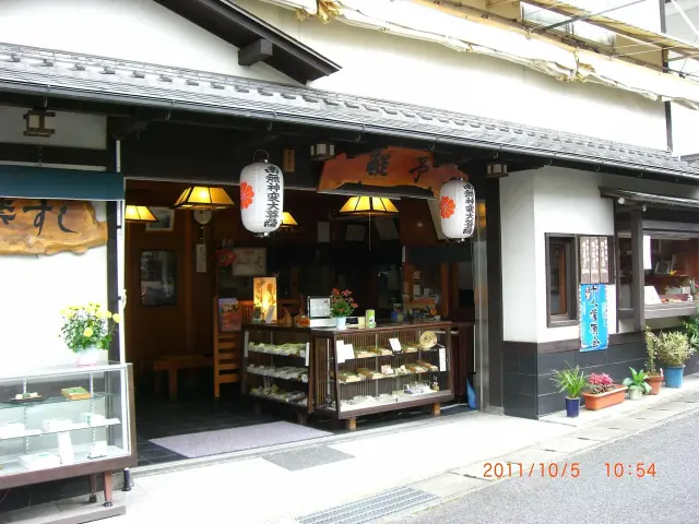 The shop is located right next to the torii gate of the World Heritage Yoshimizu Shrine.