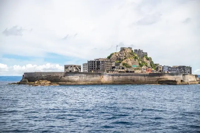 軍艦島內人們生活起居的建築物以廢墟的面貌留存下來