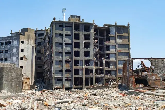 日本最早的的鋼筋混凝土公寓就建在這座島上