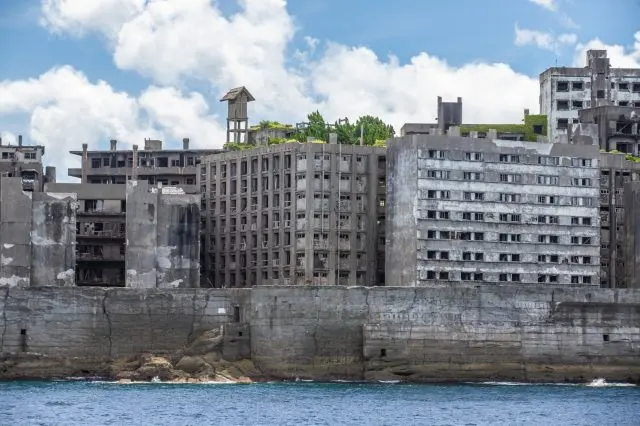 全盛時期的1960年當時，軍艦島上居住了約5,300人，當時是全球人口密度最高的場所