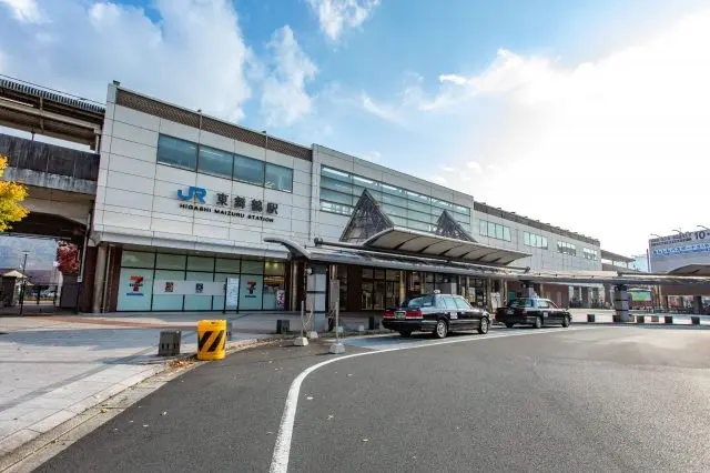 For locations from the movie "As Long As We Both Shall Live", start at JR Higashi-Maizuru Station!