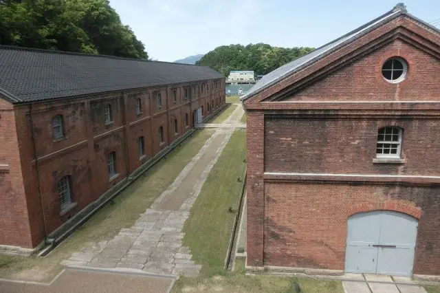 The heart-wrenching outdoor battle scenes were filmed around Buildings No.3 and No.4