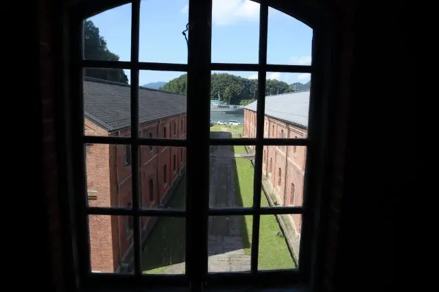 The scenery visible from the window that Kiyoka peered through.