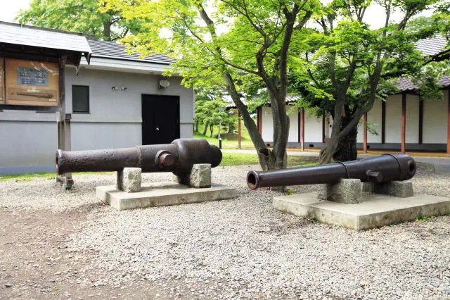 「五稜郭公園」にある2門の大砲から城郭としての歴史も感じる