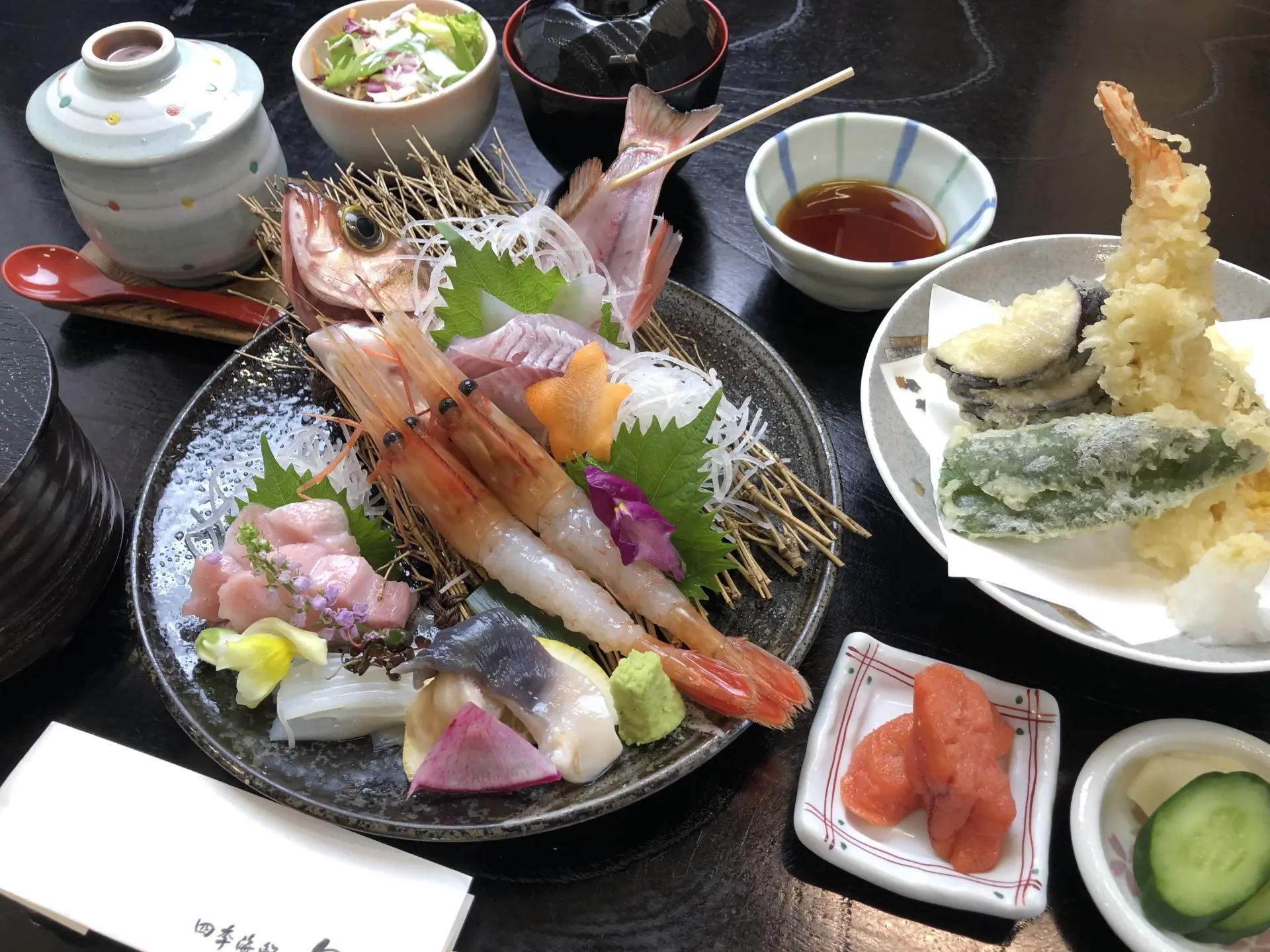 函館魚河岸から仕入れた鮮魚など、旬の食材が堪能できる和食店