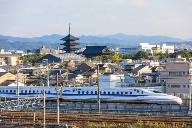 從前往京都的新幹線車內望見的東寺