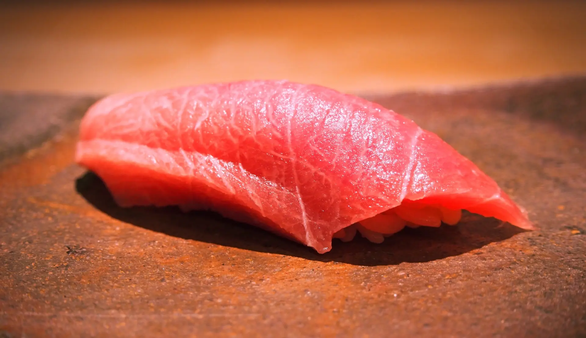 絶品のシャリと厳選された海の幸が至極の一巻になる、鮨激戦区の超有名店「鮨菜 和喜智」