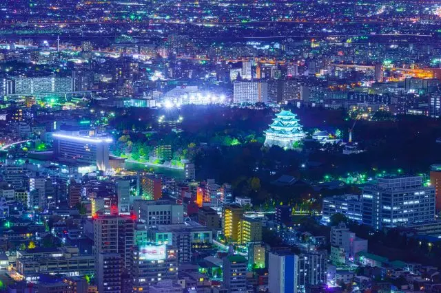 夜晚點燈後的名古屋城更顯雄偉壯觀