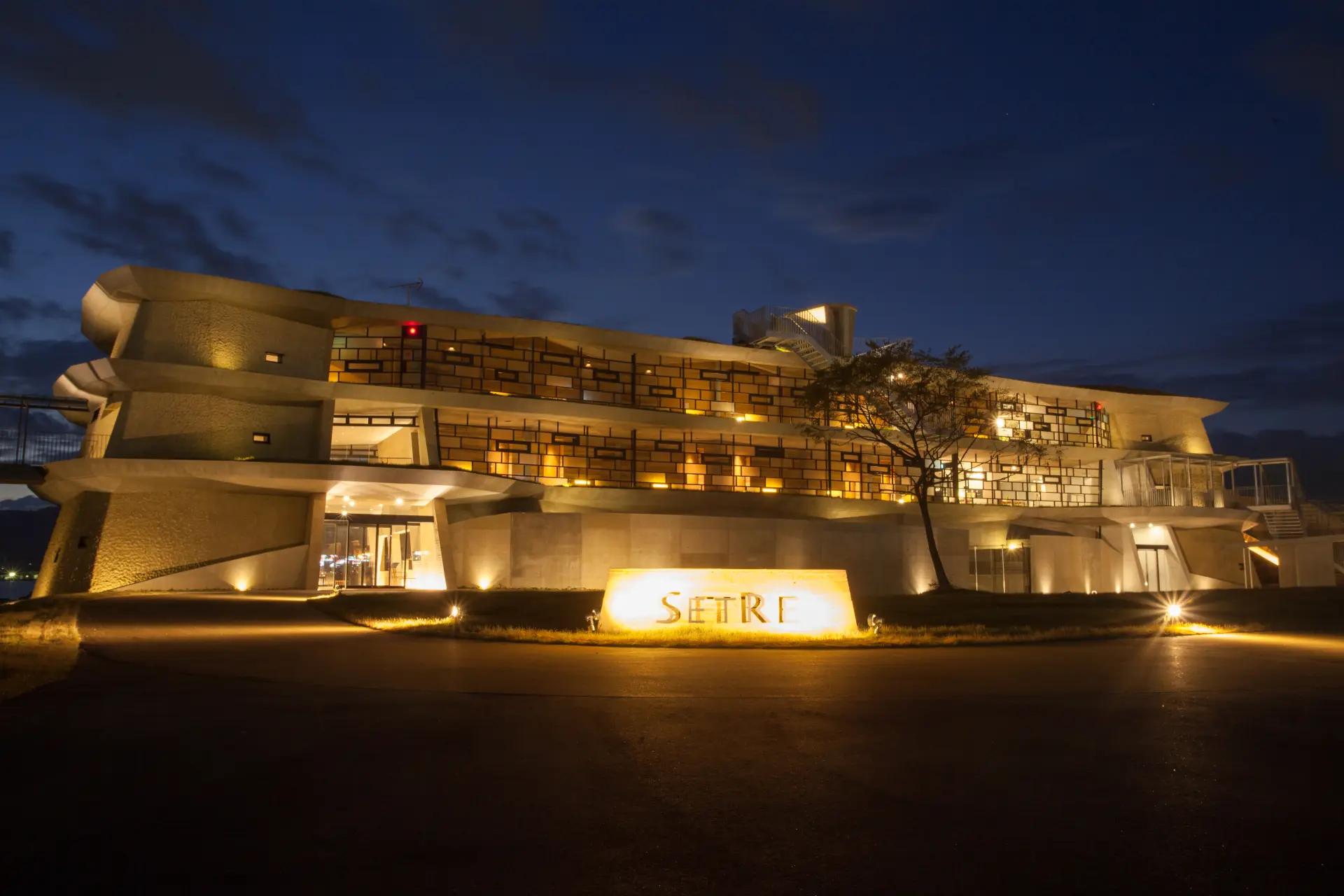 湖畔に立つ、全14室と小規模でプライベートステイが楽しめるリゾートホテル