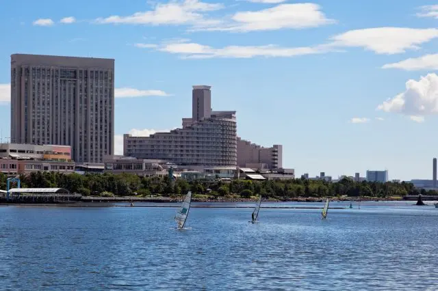 大都会の景観を楽しめるウインドサーフィンも可能