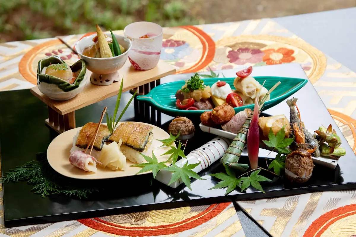 名匠が手掛けた日本庭園を眺めつつ、風情ある大正建築で懐石料理をいただく