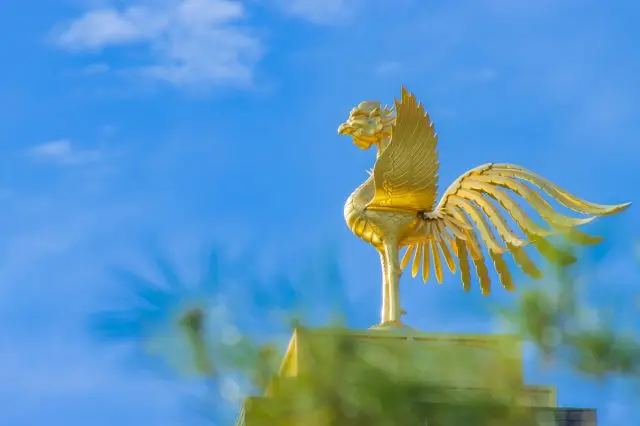 装饰在「舍利殿」屋顶上的凤凰雕像