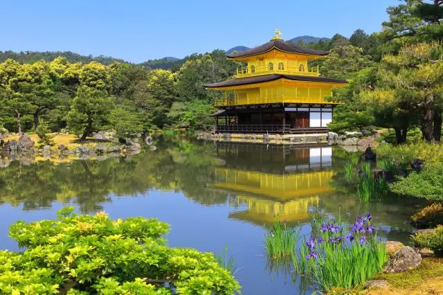 映照在「镜湖池」水面上的金阁殿