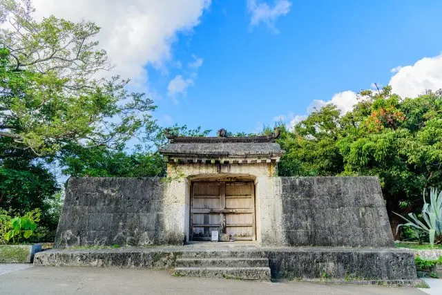 具有高度歷史價值的祭拜所「園比屋武御嶽石門」